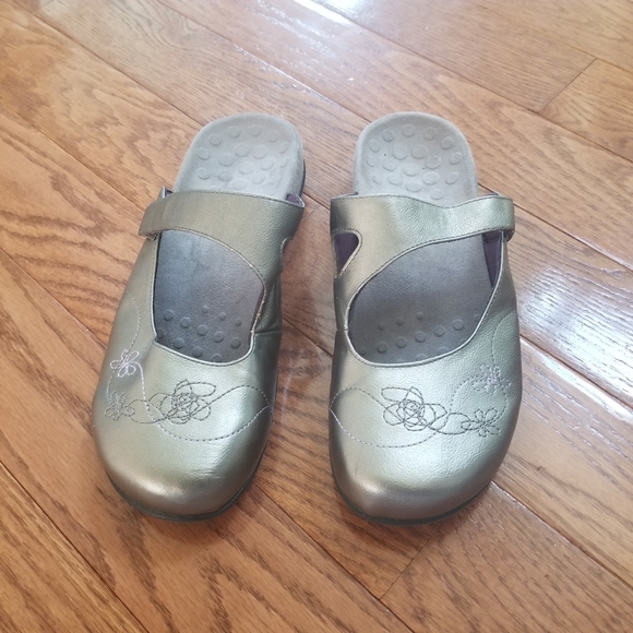 Vionic Mules - Picture 1 of 8